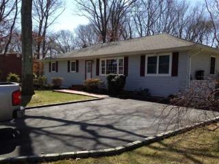 136 Avenue B, Holbrook, NY 11741-1409