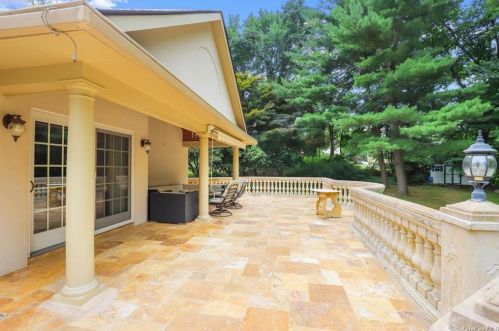 471 Bonnie Ct, Yorktown Hgts NY  10598-2001 exterior