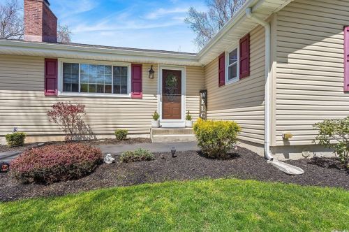 31 Hayward Ave, Miller Place, NY 11764-1713