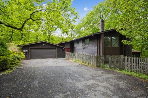 4 Mountain Brook Rd, Cornwall, NY 12518-1808