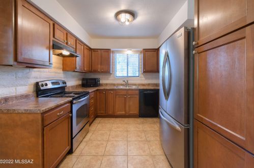 2940 Helen St, Tucson, AZ 85716-3813