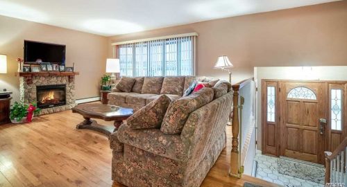 233 Justice St, Babylon, NY 11704-5015