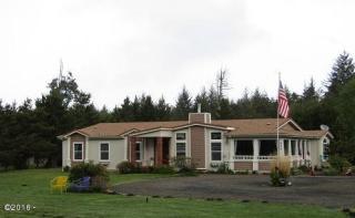 220 Newton Dr, Waldport, OR 97394-9144