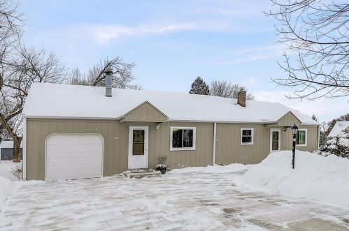 1447 170th St, Waukesha, WI 53151-1325