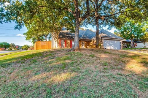 301 Witten Ct, Euless, TX 76039-4231