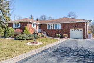 7 Redwood Dr, Fairfield, NJ 07004-3211
