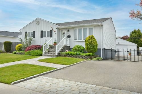 343 Venetian Blvd, North Lindenhurst, NY 11757-6308
