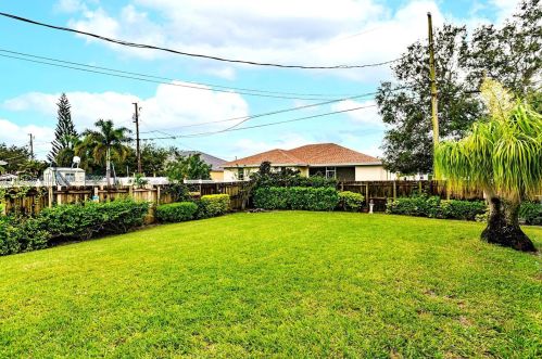 972 Haas Ave, Fort Pierce FL  34953-5611 exterior