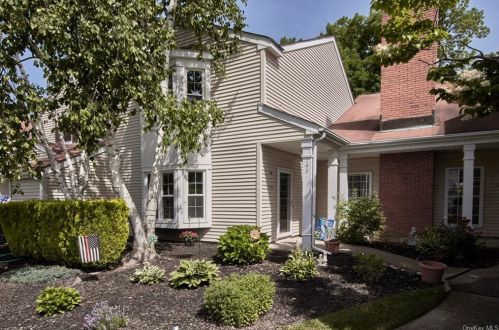 143 Villagegreen Ct, Warwick, NY 10990-4237