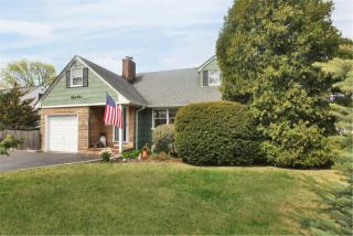 89 Bayview Ave, Amityville, NY 11701-3205