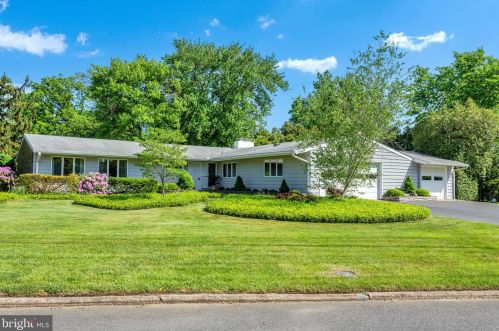1016 Thomas Ave, Riverton, NJ 08077-2321