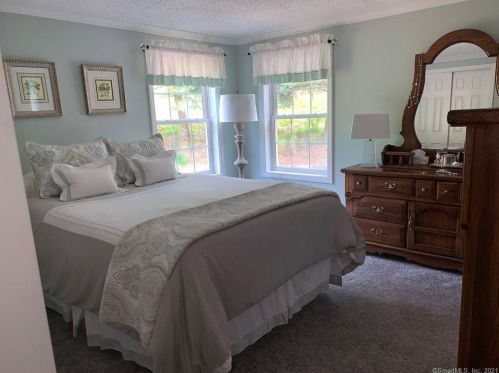 8 Cypress Rd, Uncasville CT  06382-1420 exterior