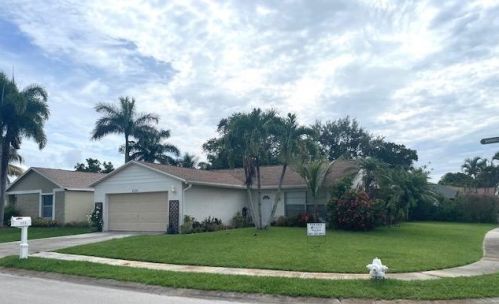 153 Banyan Cir, Jupiter, FL 33458-8848
