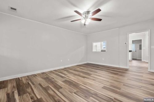 33 Riverside Dr, Oakland NJ  07436-1405 exterior