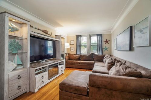 2426 Woodhull Ave, Bronx, NY 10469-6210