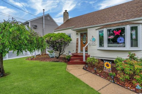 32 Namleps Ln, Deer Park, NY 11729-5414