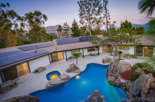 2502 Singing Vista Way, El Cajon CA  92019-2740 exterior