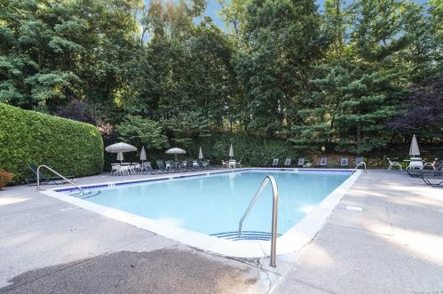 1408 Pondcrest Ln, White Plains NY  10607-1357 exterior