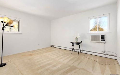 10 Pollok Pl, Hicksville NY 11801-2220 exterior