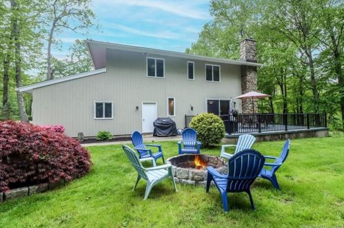 6 Petticoat Ln, Bridgeport, CT 06611-1432