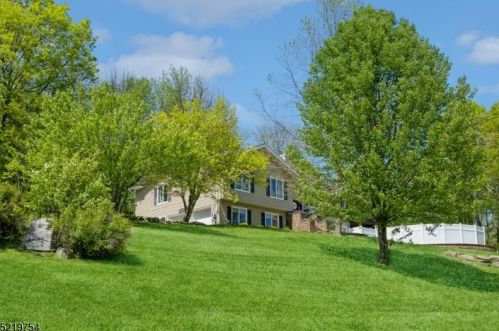 11 Kearny Dr, Wantage NJ  07461-3928 exterior