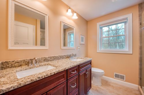 47 Floyd Rd, Derry NH  03038-4712 exterior