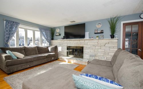 47 Ansonia Dr, North Haven, CT 06473-3306