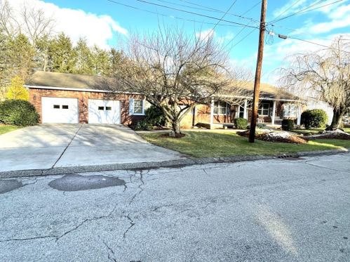 760 Idaho Dr, New Kensington, PA 15068-2924