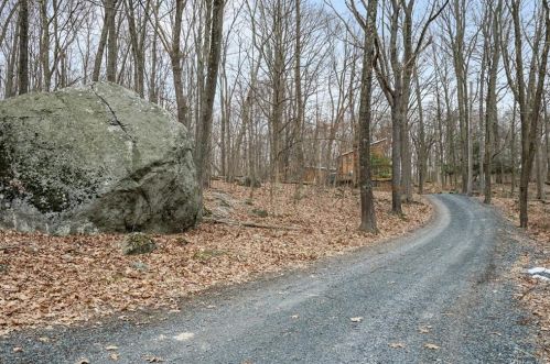 52 Chardavoyne Rd, Warwick, NY 10990-2209