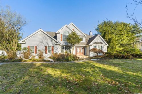 2 Honey Locust Ct, Huntington Station, NY 11746-6253