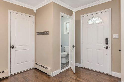 6 Stuart Ct, Huntington Station NY  11746-4237 exterior