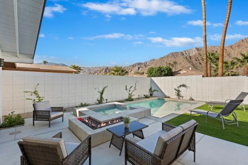 52152 Avenida Alvarado, La Quinta CA  92253-3229 exterior