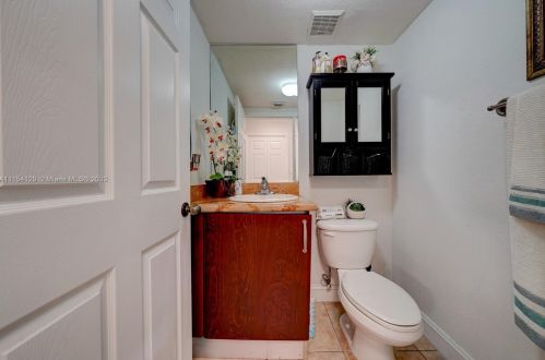 17845 74th Ct, Hialeah FL  33015-8441 exterior