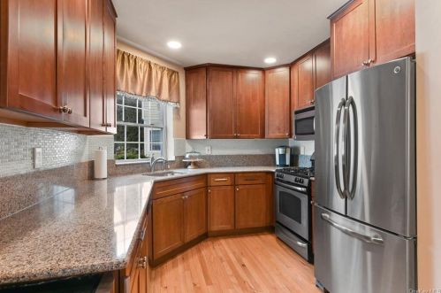 47 Pembrooke Ct, Tompkins Corners, NY 10579-3246