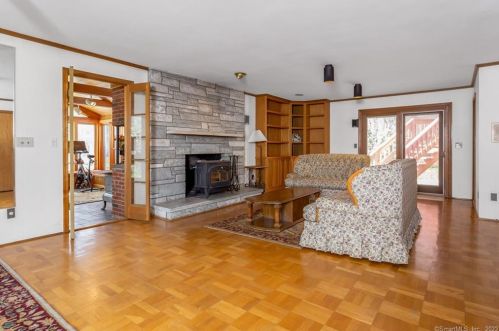 163 Barncroft Rd, Stamford CT 06902-1253 exterior