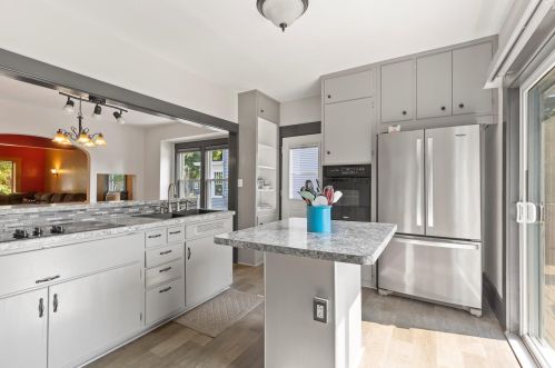 824 Silver Lake St, Oconomowoc, WI 53066-3855