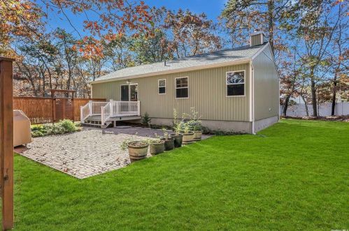 27 Pin Oak Path, East Quogue NY  11942-4641 exterior