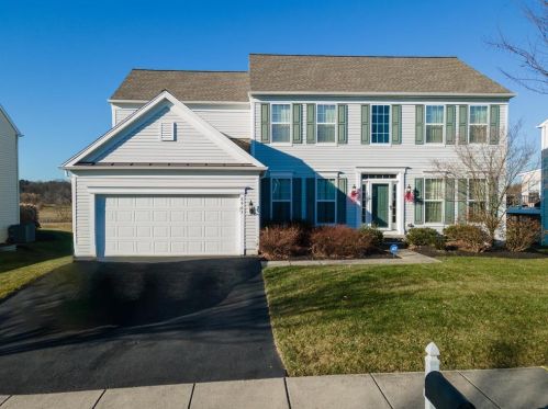 8863 Pathfinder Rd, Breinigsville, PA 18031-1299