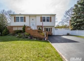 124 Cirrus Rd, Holbrook, NY 11741-4405