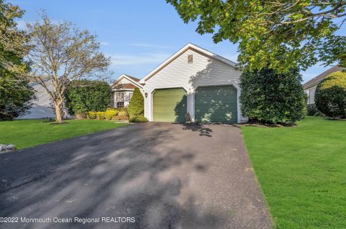 90 Rosewood Dr, Lakewood, NJ 08701-5776