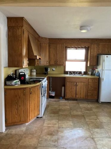 429 Elm St, Windsor Locks CT  06096-1604 exterior
