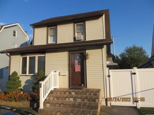 18 Laurel Rd, North Lindenhurst, NY 11757-1304