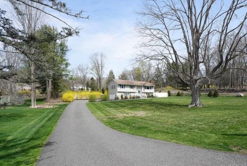 2 Mohawk Ln, Yorktown Hgts, NY 10598-6328