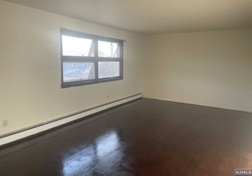 75 Edsall Blvd, Palisades Park NJ  07650-1355 exterior