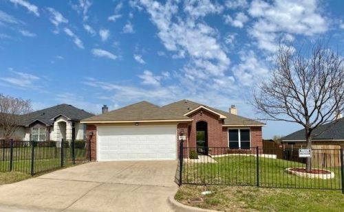 8069 Whitney Ln, Fort Worth, TX 76120-5613