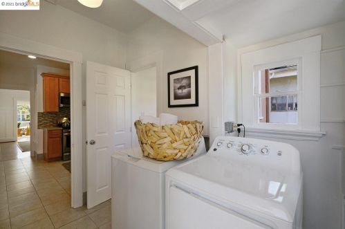 456 Cavour St, Oakland CA  94618-1077 exterior