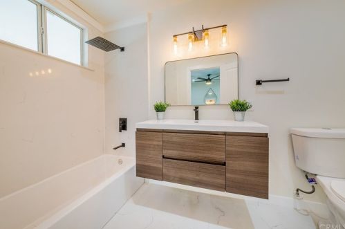 17602 Collins St, Van Nuys CA  91316-1245 exterior