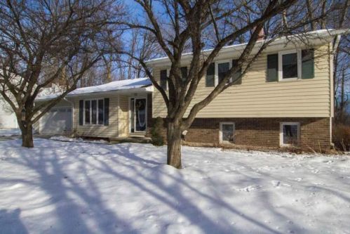 1431 Hazelwood Dr, Manitowoc, WI 54220-1607