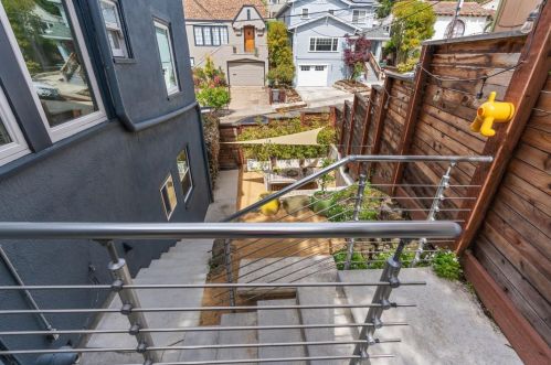 1000 Glendora Ave, Oakland CA  94602-1417 exterior