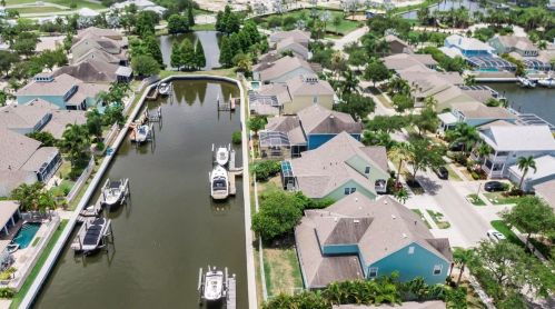 413 Islebay Dr, Ruskin FL  33572-3332 exterior